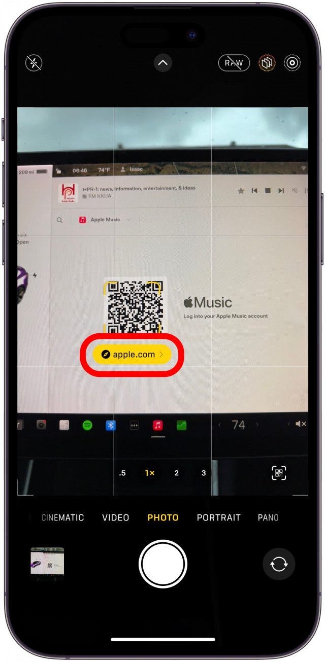 À l'aide de votre iPhone, ouvrez votre appareil photo pour scanner le code. Appuyez sur le lien.