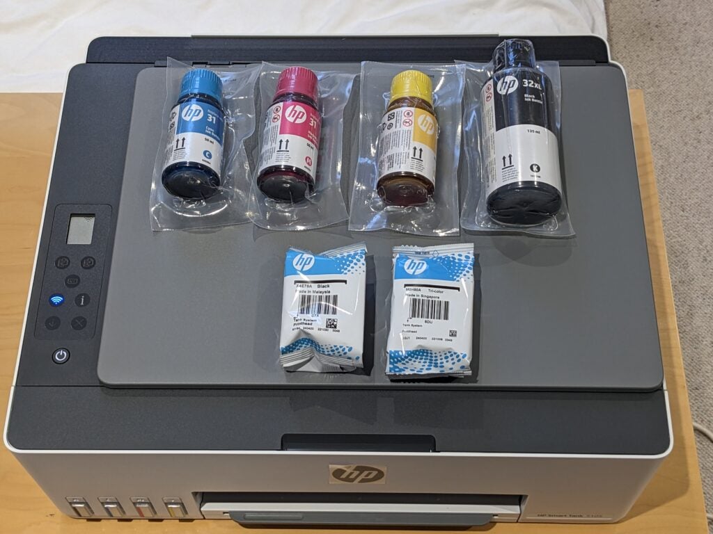 Les bouteilles d'encre sur le dessus de l'imprimante HP Smart Tank 5105