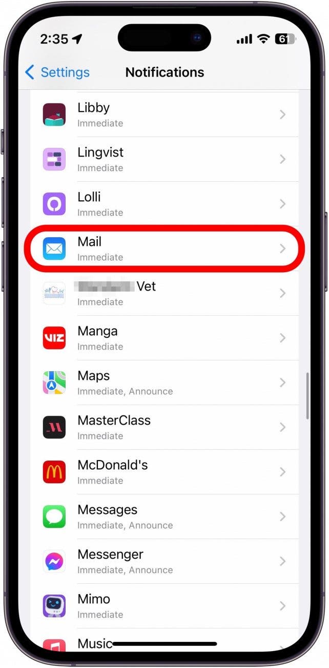 Faites défiler la liste des applications et recherchez celle pour laquelle vous souhaitez désactiver les badges. Pour cet exemple, je vais appuyer sur Mail.