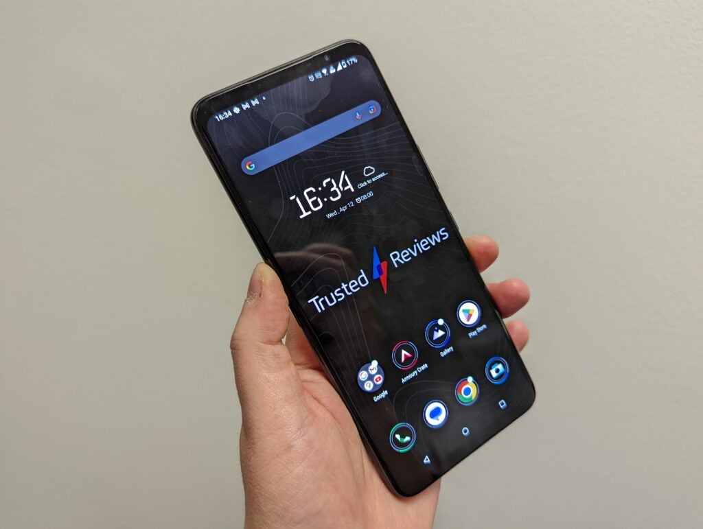 ROG Phone 7 Ultimate dans la main