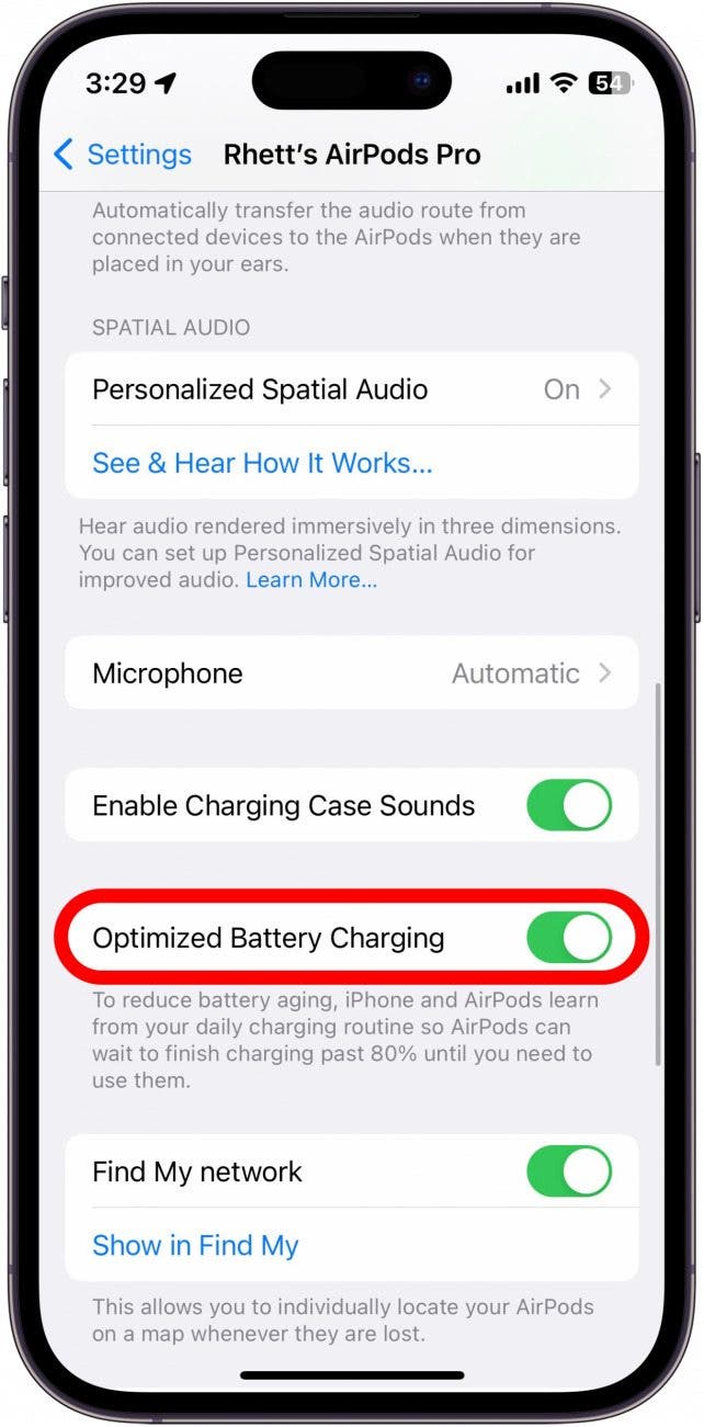Faites défiler les paramètres de vos AirPods et recherchez la fonction de chargement optimisé de la batterie. Appuyez sur la bascule pour l'éteindre.