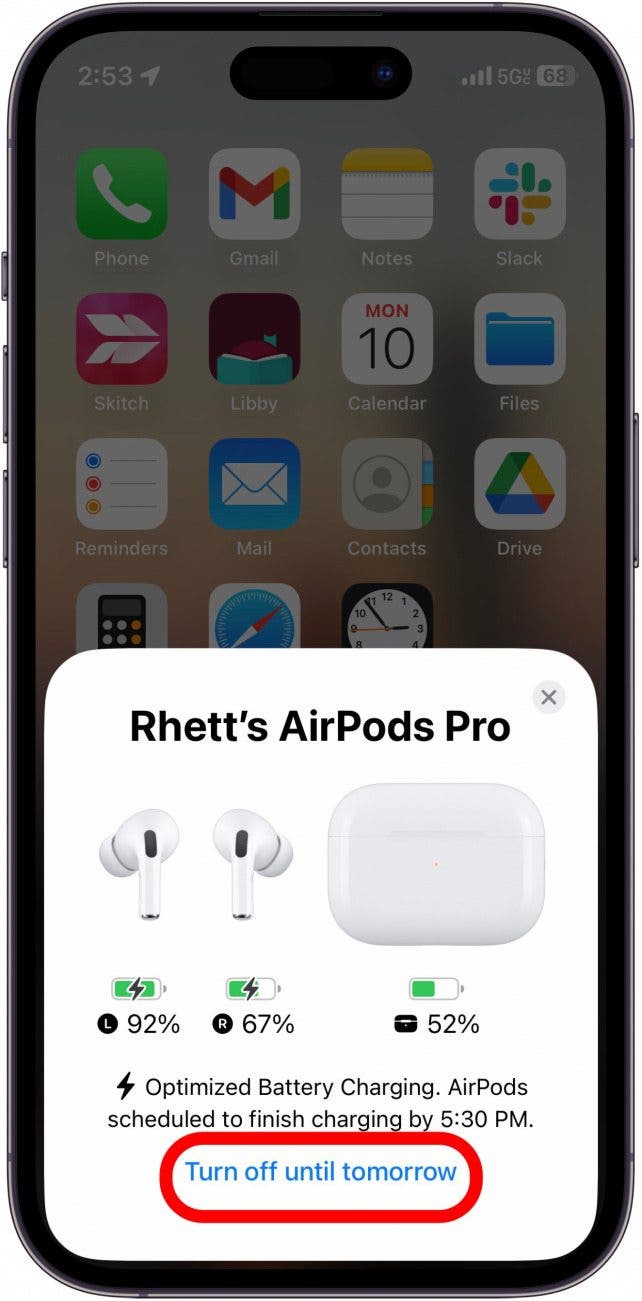 Ouvrez le couvercle du boîtier de chargement et attendez que vos AirPods apparaissent. Vous devriez voir un bouton Désactiver jusqu'à demain. Appuyez dessus pour désactiver temporairement la charge optimisée de la batterie.