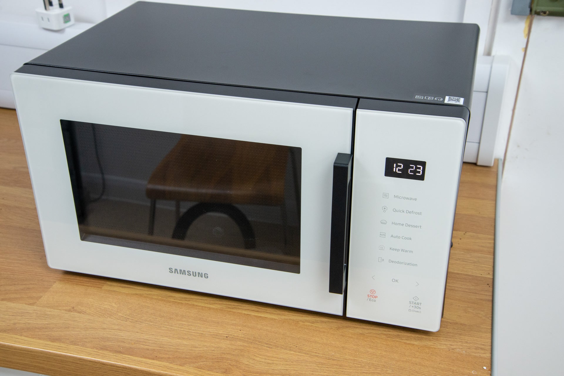 1682370053 Examen du micro ondes solo MS23T5018AE de Samsung avec facade en