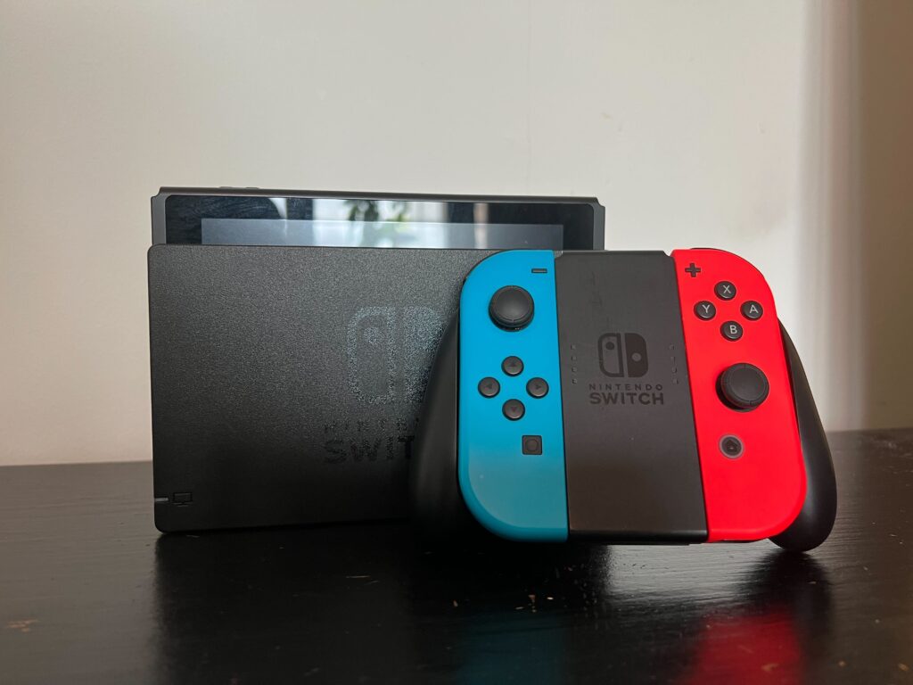 Station d'accueil et manettes Nintendo Switch