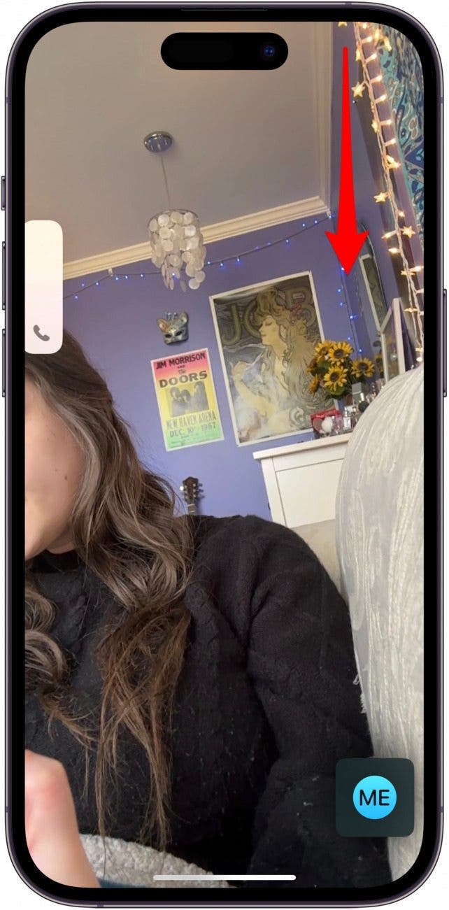 Lorsque vous êtes en communication FaceTime, balayez vers le bas depuis le coin supérieur droit pour accéder au centre de contrôle.
