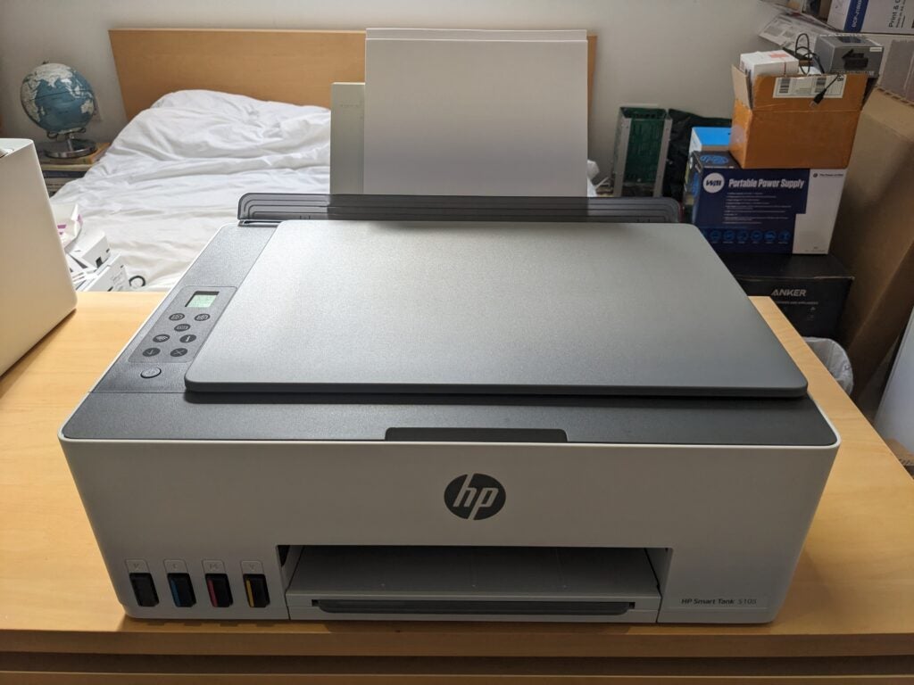 HP Smart Tank 5105 sur un bureau, vu de dessus