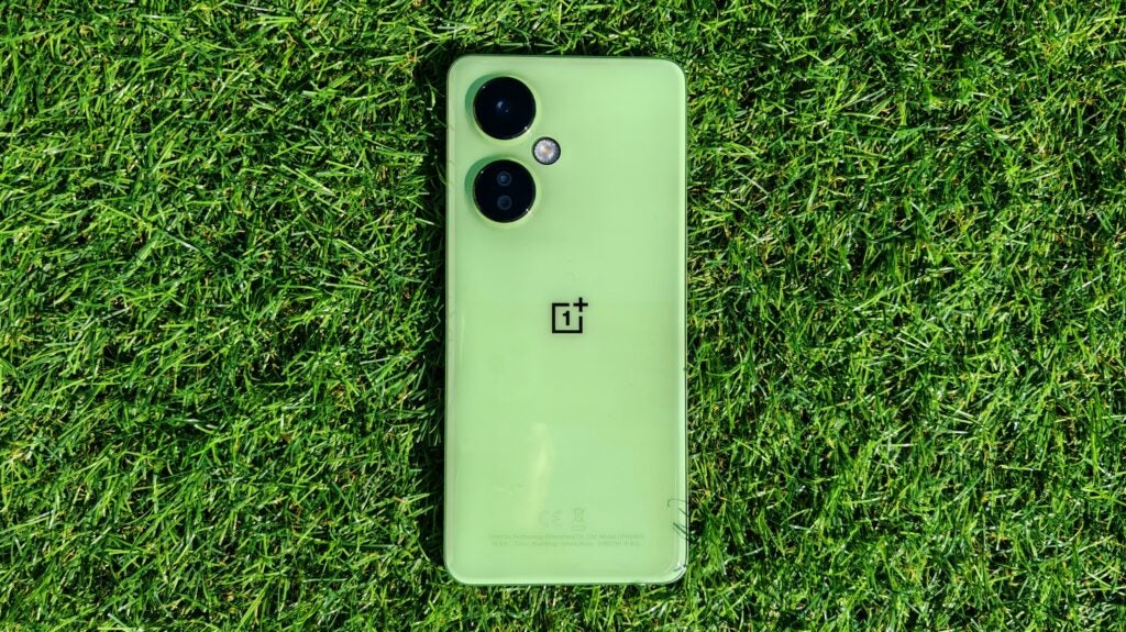 OnePlus Nord CE 3 Lite sur l'herbe