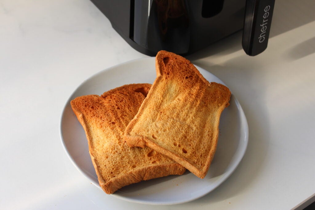 Toast fait dans la friteuse à air Chefree AFW01