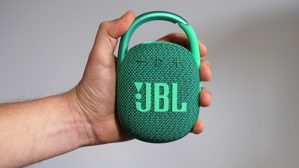 JBL Clip 4 Eco tenu dans la main du critique