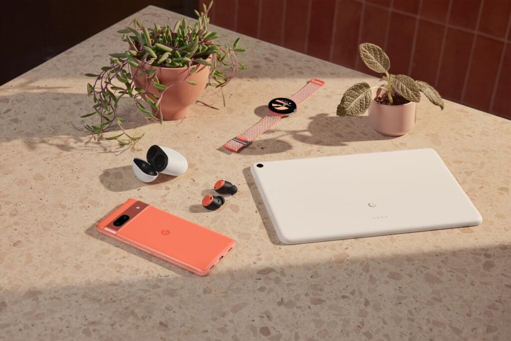 Google Pixel 7a en corail