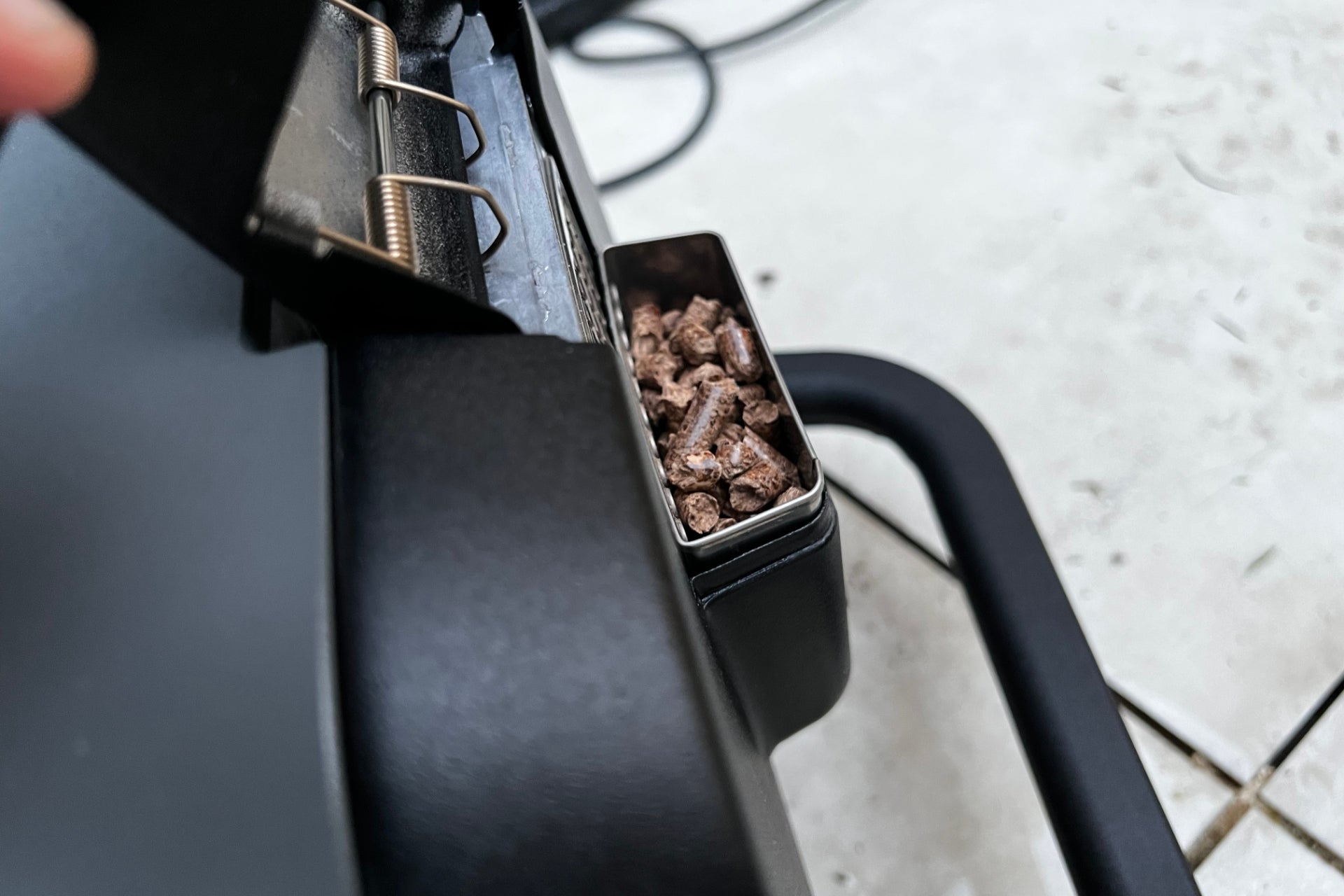 Barbecue et fumoir électrique Ninja Woodfire OG701UK granulés de bois en place