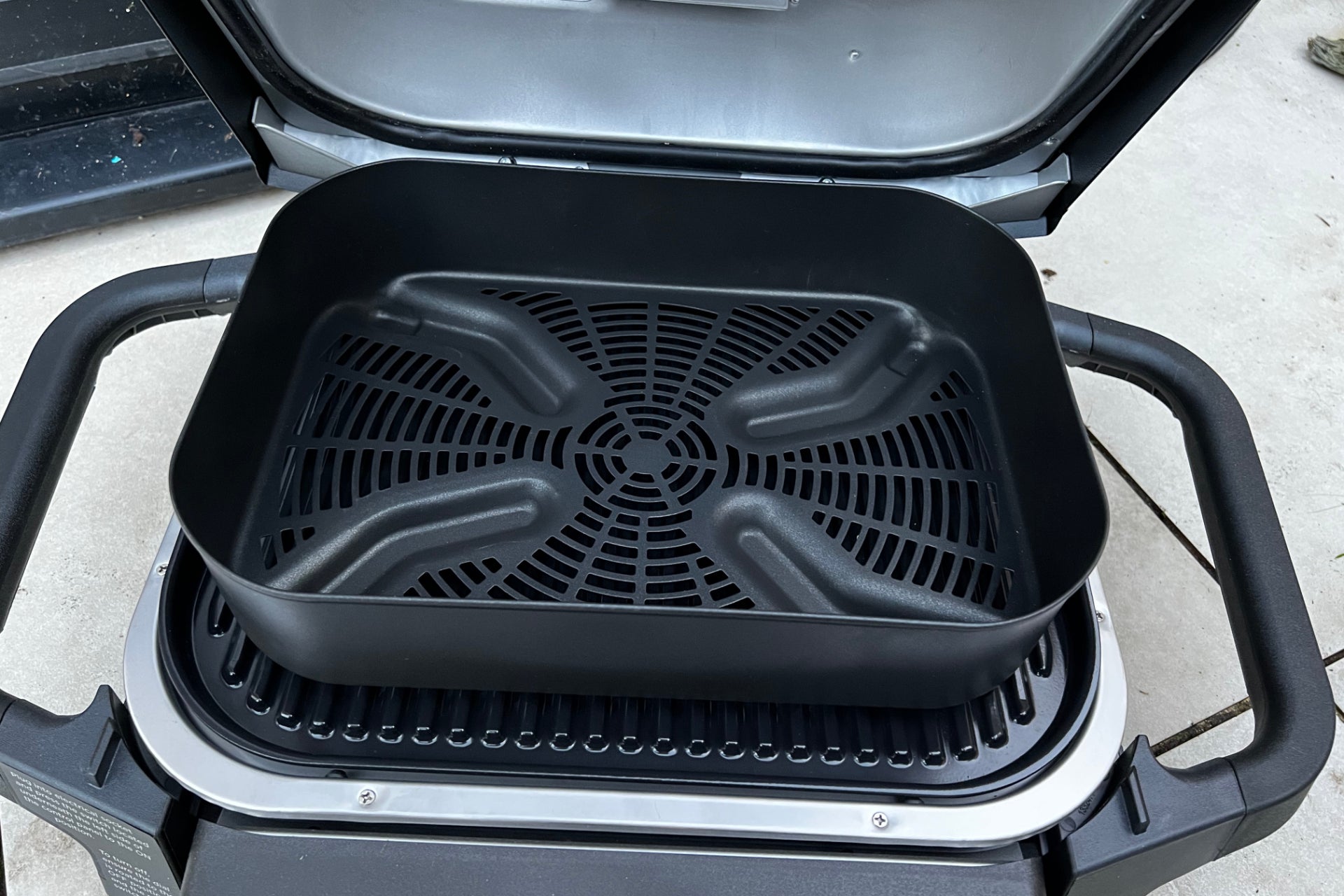Barbecue et fumoir électrique Ninja Woodfire OG701UK panier à légumes