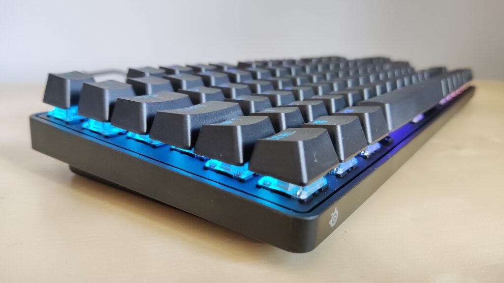 La vue latérale du SteelSeries Apex Pro TKL