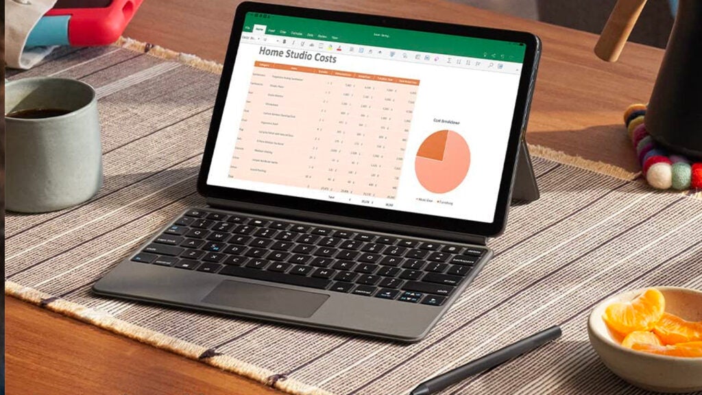 Étui clavier Amazon et accessoires stylet sur une table