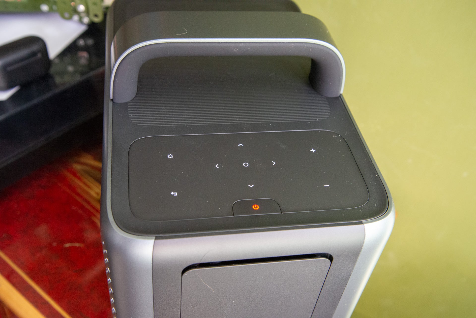 Contrôles Anker Nebula Cosmos Laser 1080P sur le projecteur