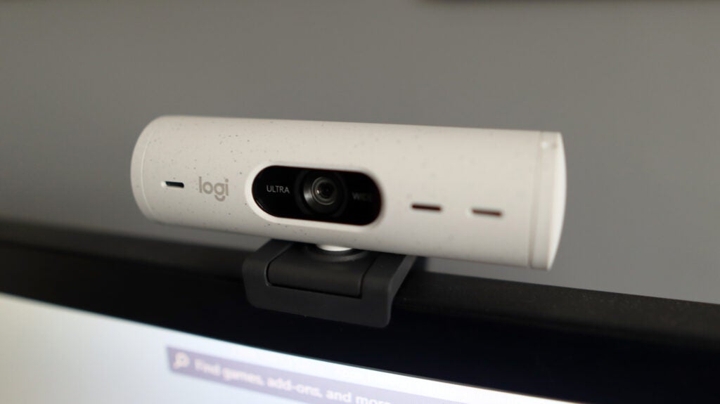 Le Logitech Brio 500 vu d'angle