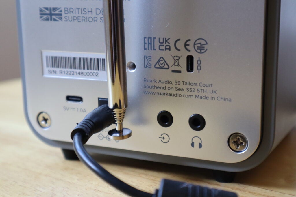 Le Ruark R1S dispose d'une entrée AUX, d'une prise casque et d'un port USB-C à l'arrière
