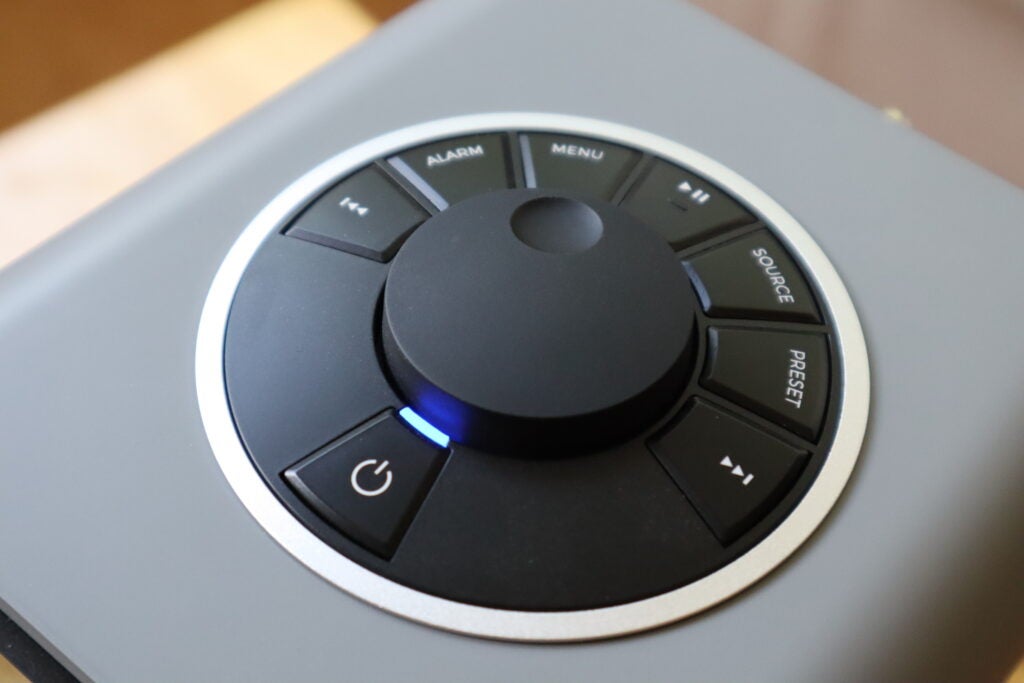 Le panneau de commande sur le dessus du Ruark R1S utilise une molette de défilement