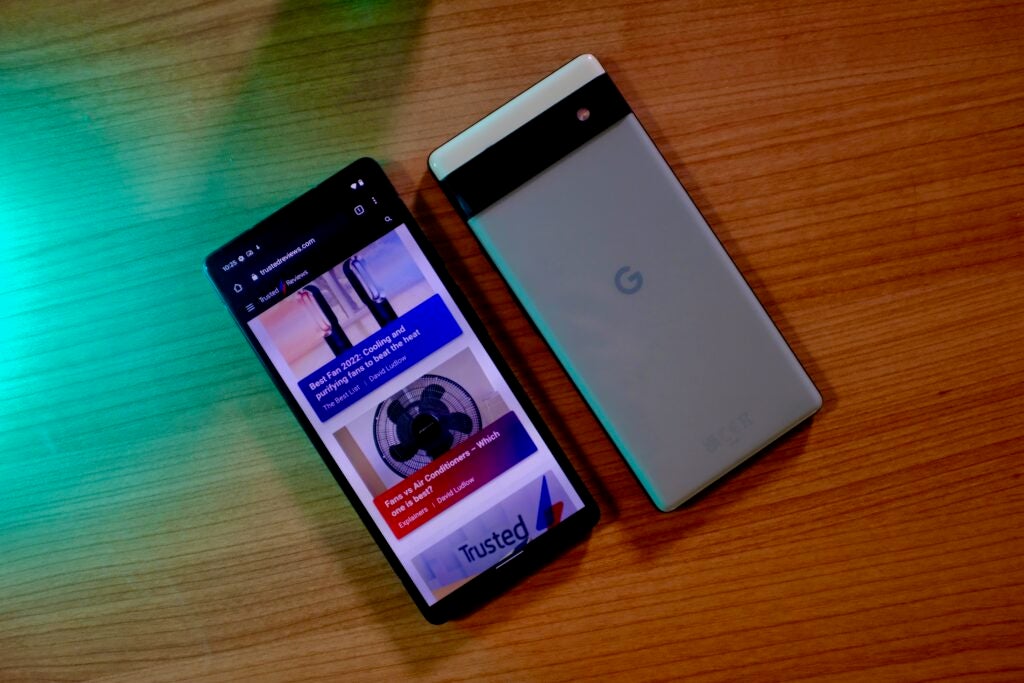 L'avant et l'arrière du Pixel 6a