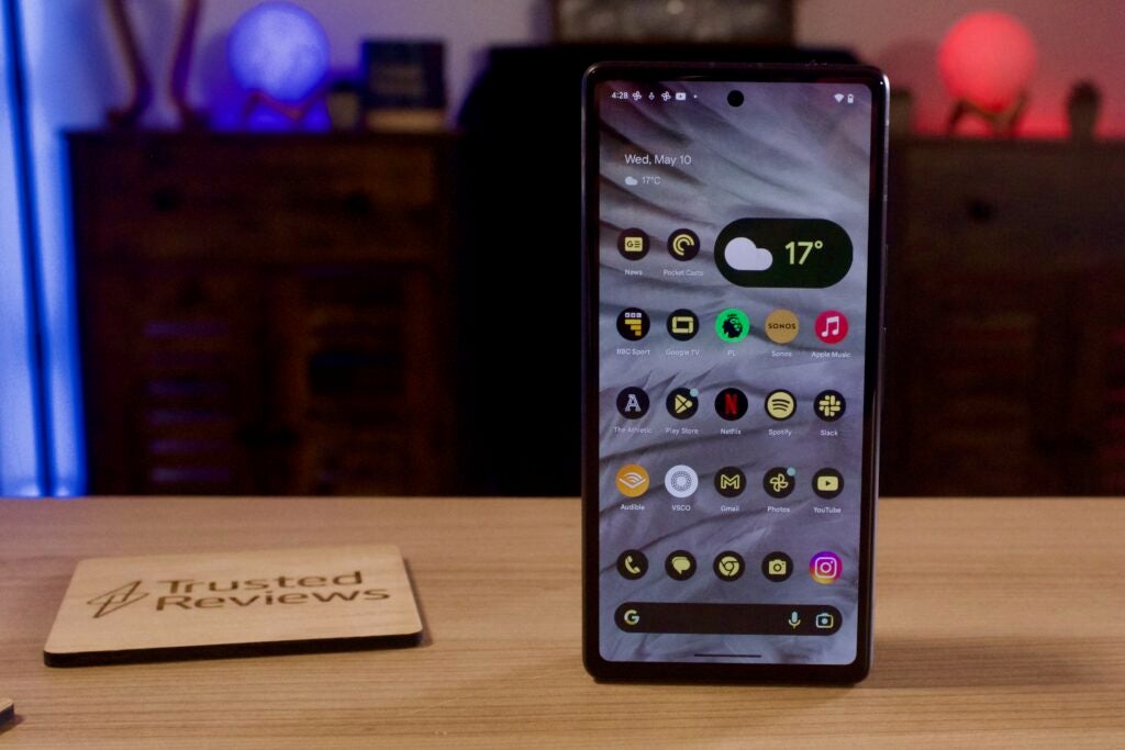 Google Pixel 7a avant debout