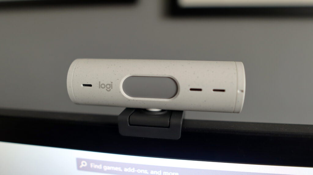 Le Logitech Brio 500 avec son obturateur de confidentialité