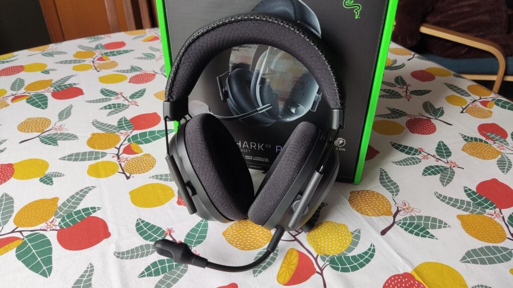 Razer BlackShark V2 Pro 2023 appuyé contre sa boîte