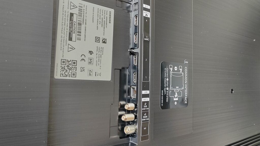 Connexions arrière Samsung QN85C