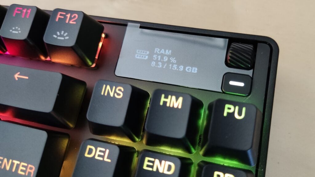Écran OLED de SteelThe Series Apex Pro TKL 2023 affichant les métriques RAM