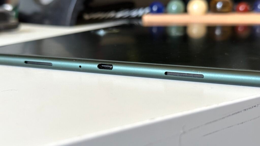 Gros plan OnePlus Pad USB-C