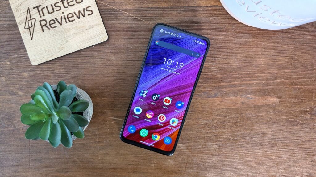ZenFone 10 sur un bureau
