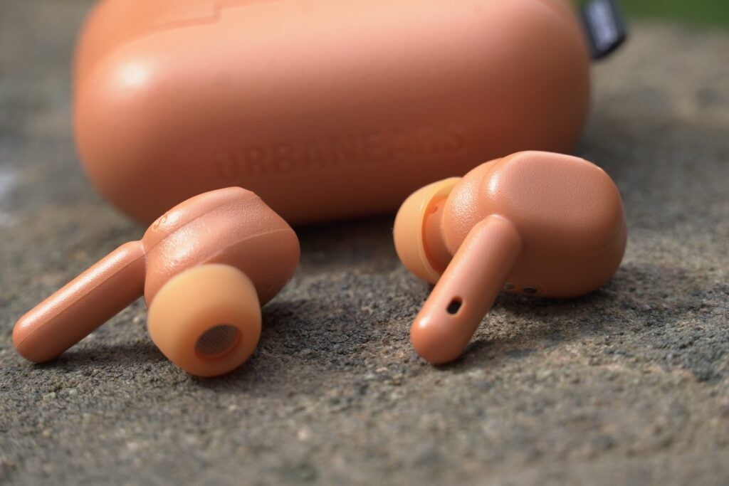 Urbanears Juno à côté du boîtier