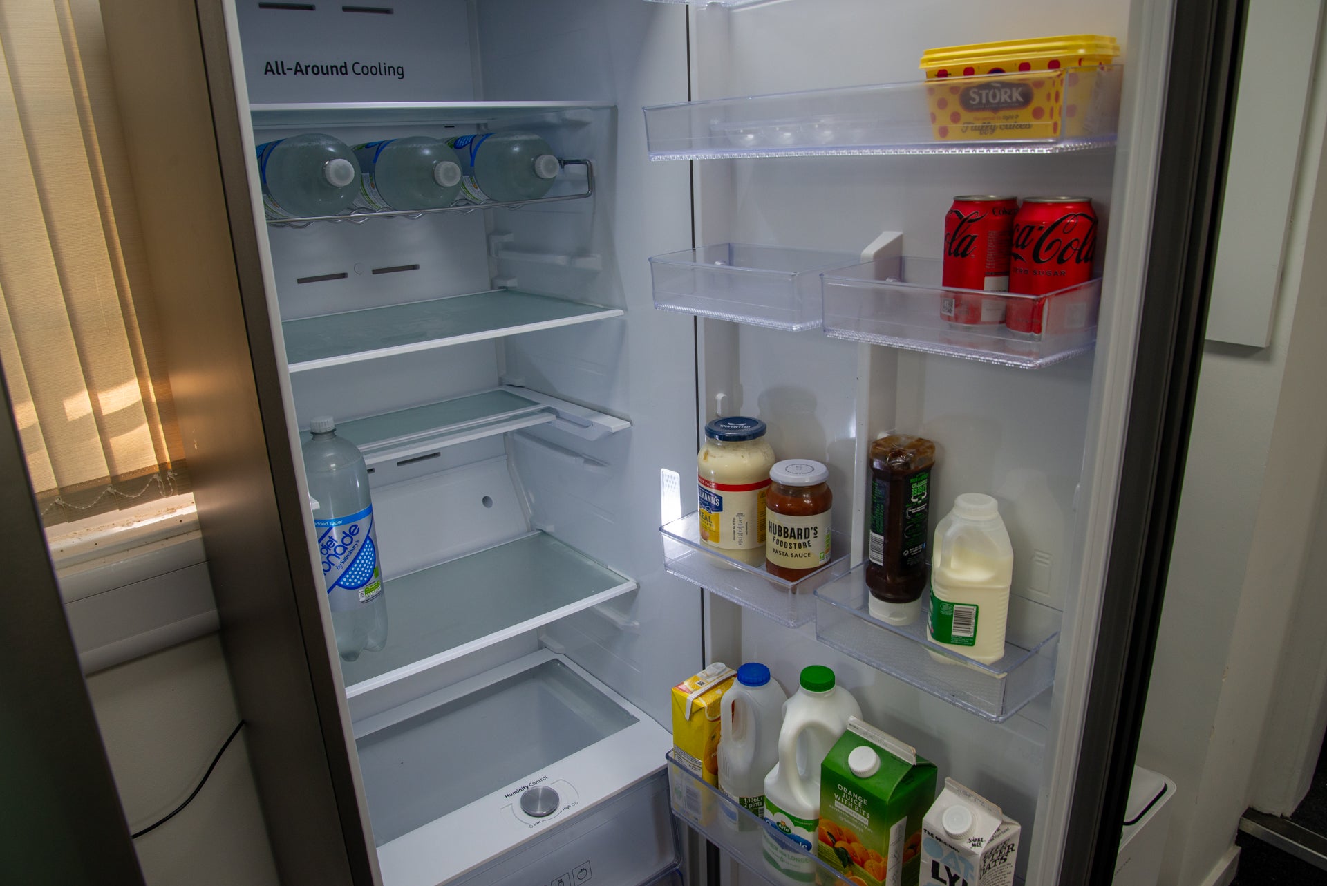 Réfrigérateur Samsung Bespoke RR39A74A3CS Tall One Door avec aliments dedans