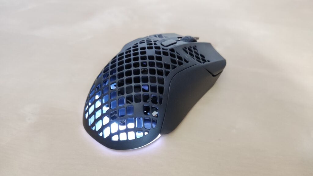 Un plan latéral du SteelSeries Aerox 5 Wireless avec ses lumières montrant
