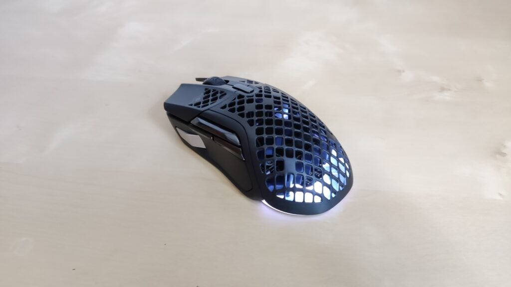 Le SteelSeries Aerox 5 Wireless avec des lumières qui brillent à travers son dos