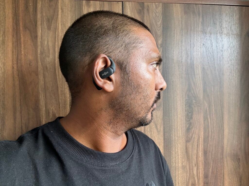 Shokz OpenFit porté par le critique