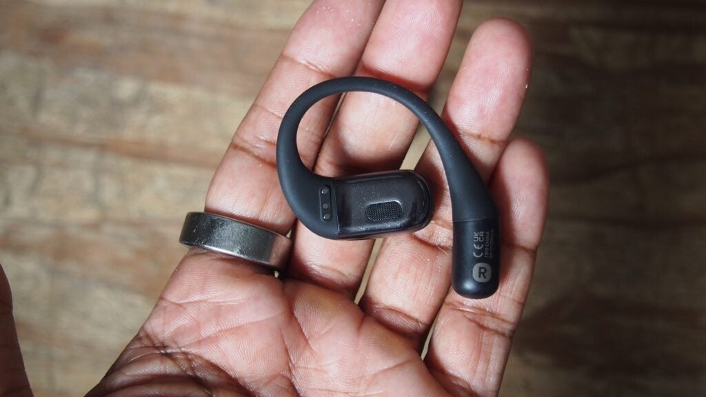 Shokz OpenFit en main