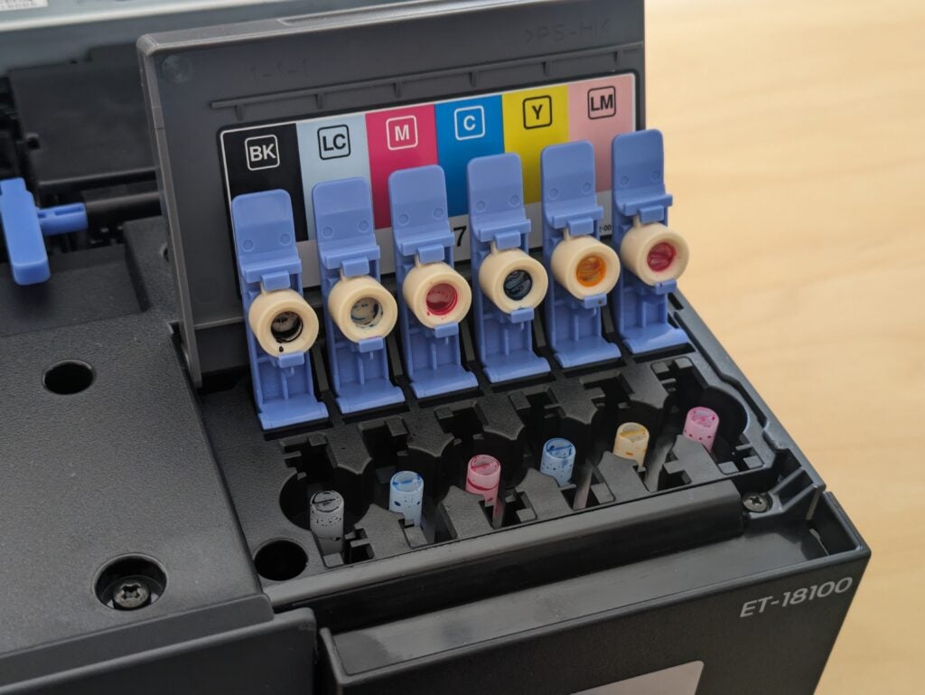 Six réservoirs d'encre avec leurs couvercles ouverts