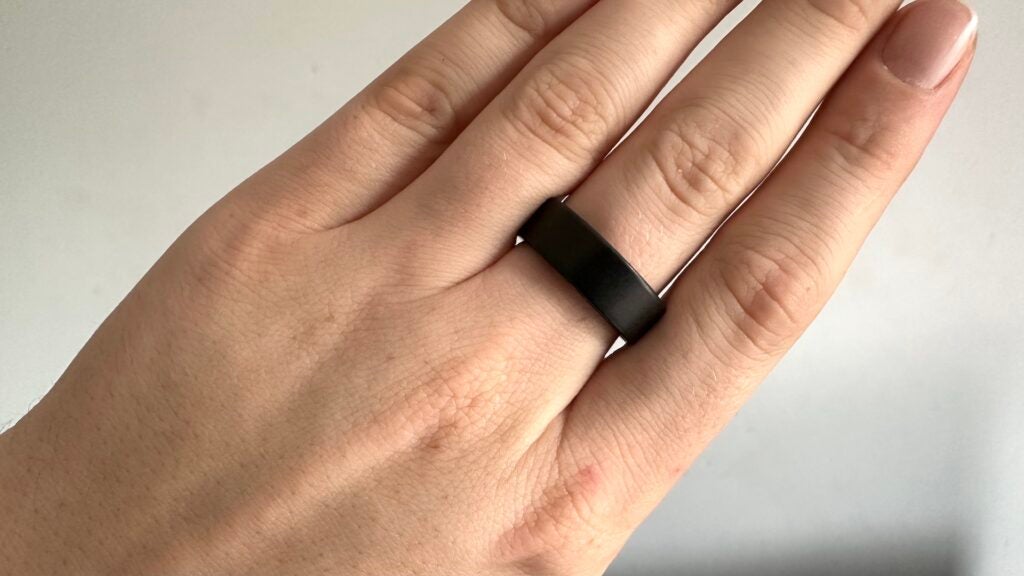 Ultrahuman Ring Air poussant les doigts environnants