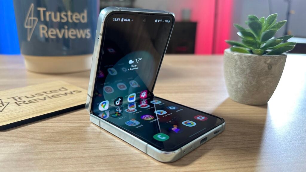 Samsung Galaxy Z Flip 5 plié à moitié sur une table