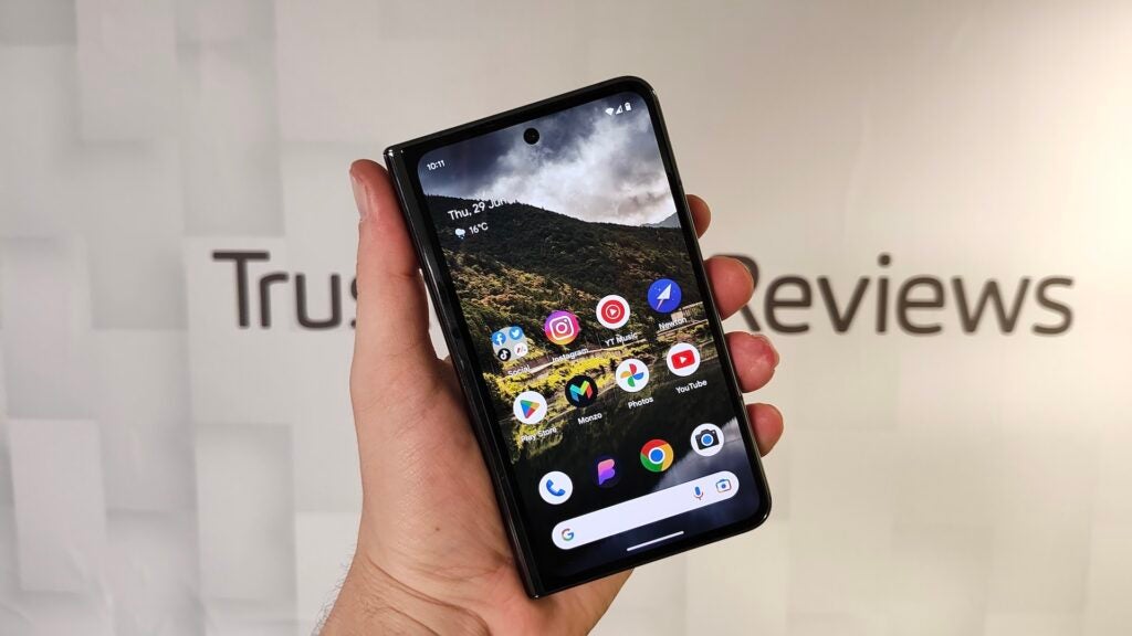 Pixel Fold plié en main