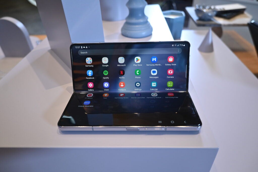Samsung Galaxy Z Fold 5 plié à moitié