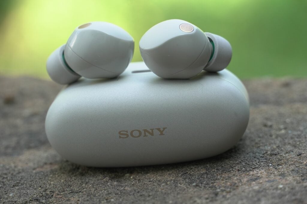 Sony WF-1000XM5 sur le dessus du boîtier
