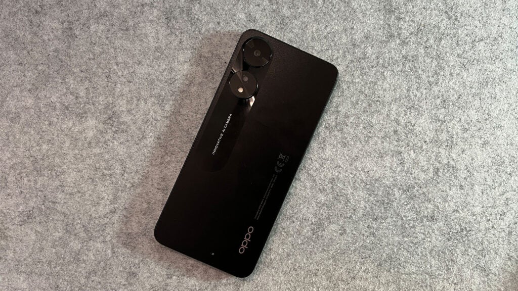 Oppo A78 5G sur une table