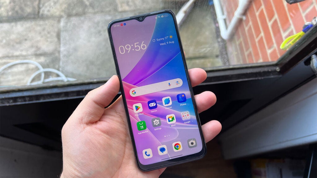 Oppo A78 5G en main avec écran allumé