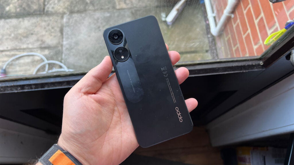 Oppo A78 5G en main montrant la conception arrière