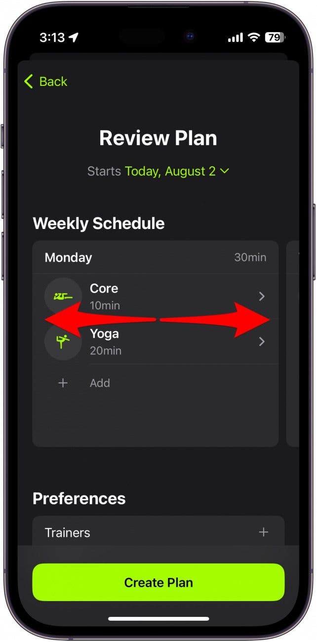 examen du plan apple fitness plus montrant le programme hebdomadaire avec des flèches rouges pointant vers la gauche et la droite, indiquant de balayer vers la gauche ou la droite