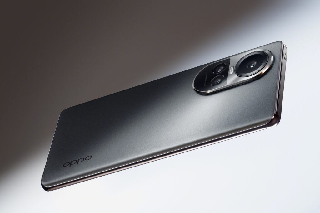 Oppo Reno 10 5G posé sur une surface blanche
