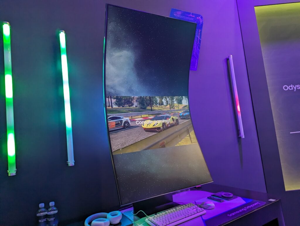 Samsung Odyssey Ark (2023) en position portrait