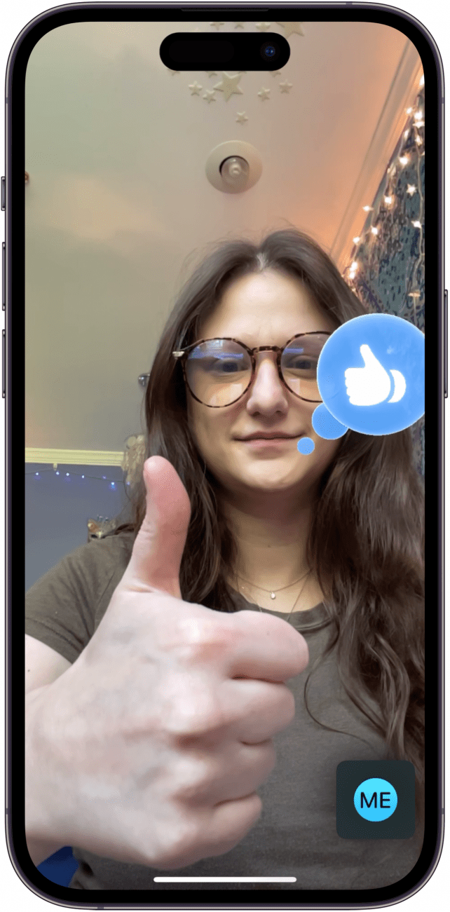 Thumbs Up - Affichez clairement un pouce vers l'écran.