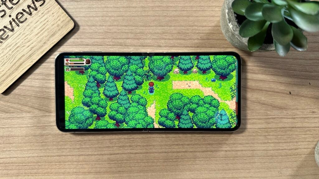 Samsung Galaxy Z Flip 5 avec un jeu à l'écran